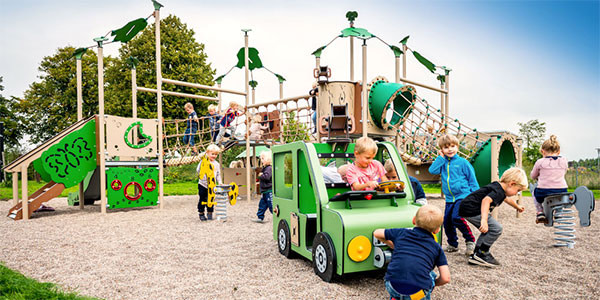 Stor vedligeholdelsesfri jungle legeplads med masser af legenede børn.