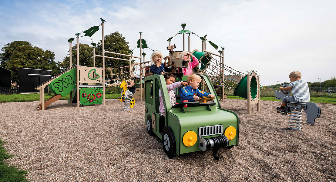 Jungle legeplads hvor børnene leger med grøn bil.