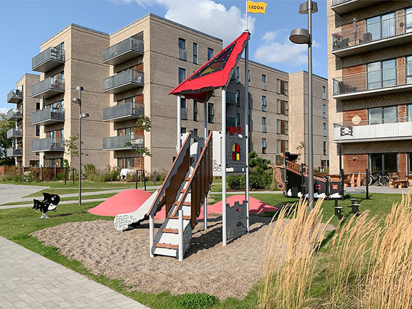Færdigmonteret legeplads i Holbæk efter legepladsindretningen er godkendt.