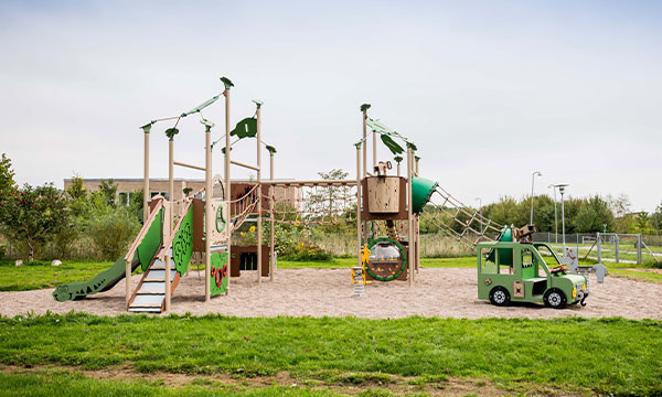 En stor jungle legeplads kan anbefales som legeplads til skoler.