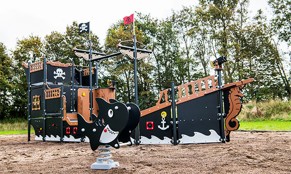 Et piratskib er populært på legepladser til skoler.