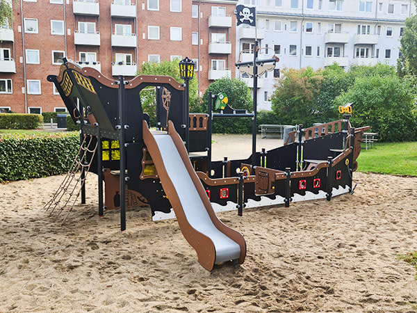 Legeskib designet som piratskib på boligforenings legeplads.
