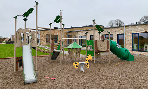 Stor jungle legeplads i institutionen Kildemosen.