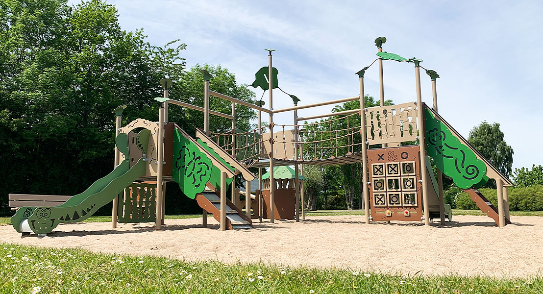 Vedligeholdelsesfrit legesystem som har 3 legetårne med hængebro imellem.