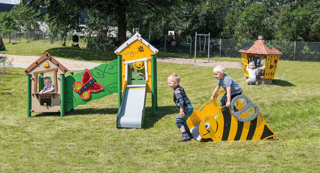 En miniplay legeplads med legeredskaber til institutioner.