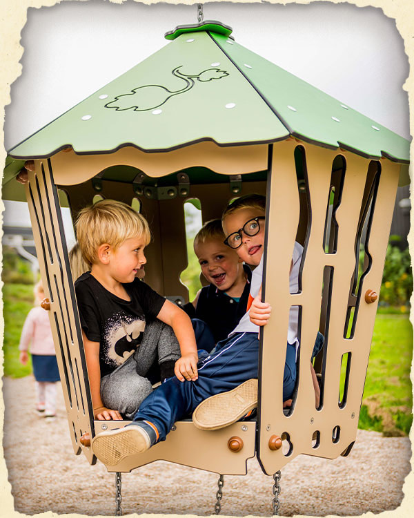 Børn leger i junglehytte, som også fungerer som gemmested på legepladsen.