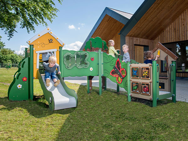 Legesystem til de mindste børn hvor 3 børn leger, legesystemet har 3 legetårne.