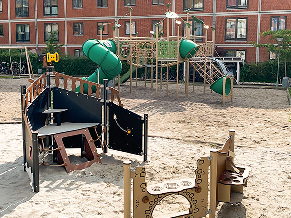 Legestation designet som piratskib og et stort legesystem med legetårne og hængebroer.