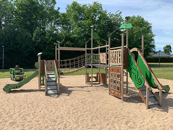 Legesystem med mange legestationer i naturlige farver som er vedligeholdelsesfrit.