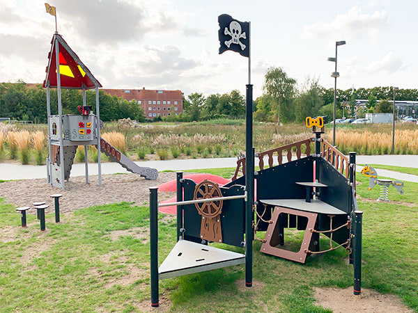 Et legesystem som ligner et piratskib og et legesystem som ligner udkigsport ved en borg.