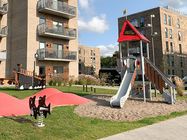 Legeplads med legetårn og vippedyr som ligner en haj.