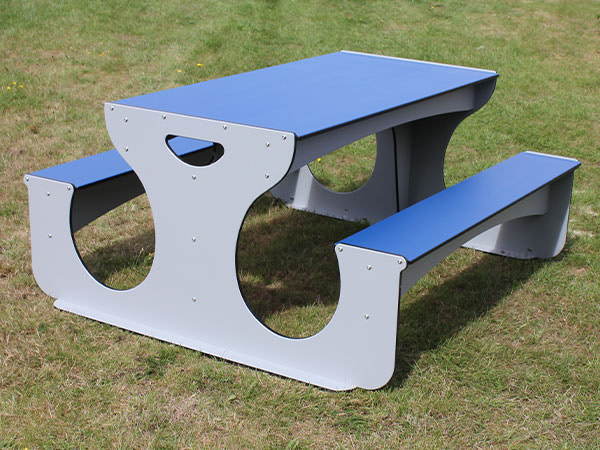 Bord bænkesættet er udviklet til børn og er lavet af vedligeholdelsesfrie materialer.