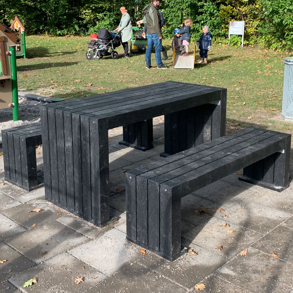 Bord bænkesæt til børn og voksne i vedligeholdelsesfrie materialer.