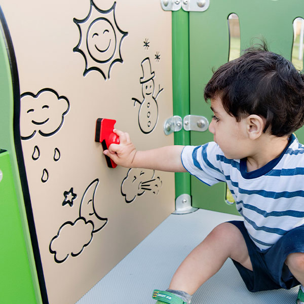 Barn leger med legepanel på et legeredskab til institutioner.