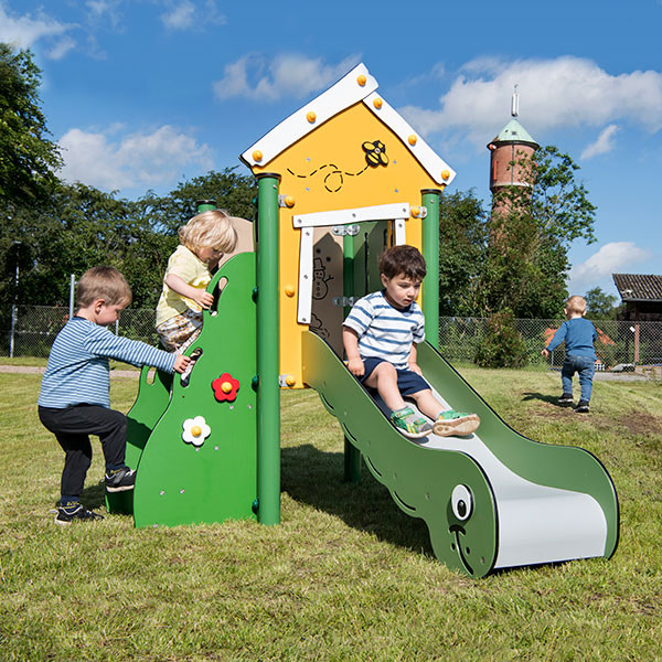 Børn tager sjove rutsjeture på legeredskab til små børn.