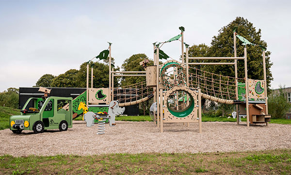 En vedligeholdelsesfri jungle legeplads i naturlige farver.