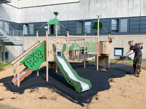 Ledon står for udlægningen af faldunderlag på legepladsen.