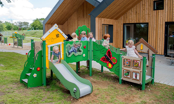 Børn leger på sjove og lærerige legeredskaber til institutionen.