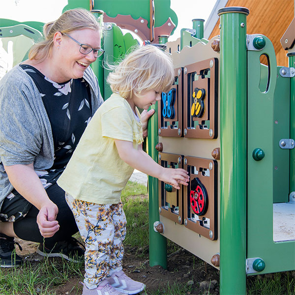 Pædagog understøtter barns udvikling med et legeredskab fra ledon.