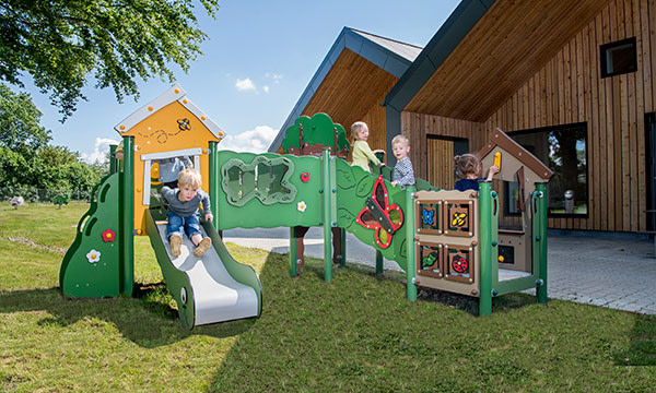 En sjov legeplads med legeredskaber til små børn i institutionen Nobi.