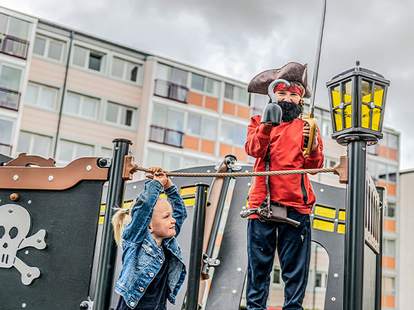 Barn står på et pirat legeskib og leger kaptajn.