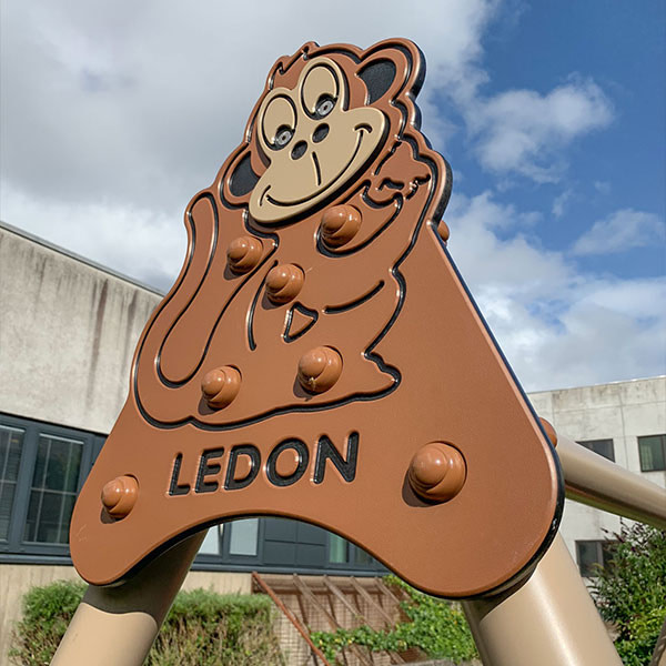 Dekorationen på gyngen til offentlige legepladser sætter fantasien igang hos børnene.