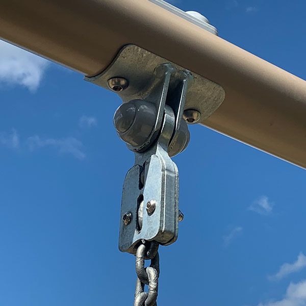 Gyngebeslaget er godkendt til gynger på offentlige legepladser.