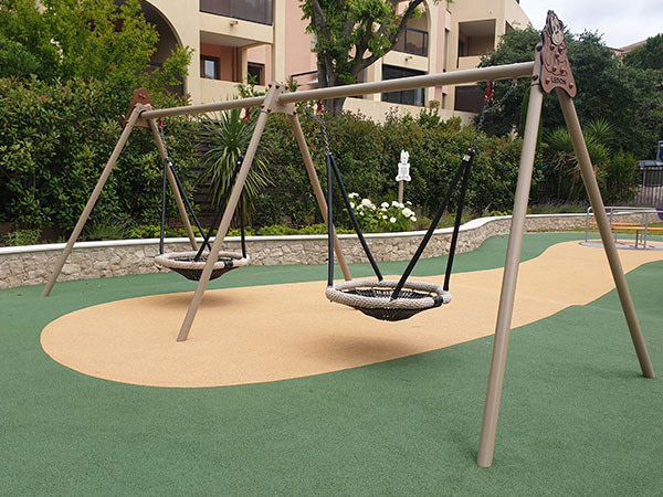 Gyngestativet med to fuglereder er særlig velegnet til institutionens legeplads.