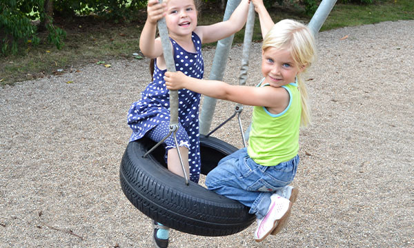 Pigerne tager en tur sammen på dækgyngen.