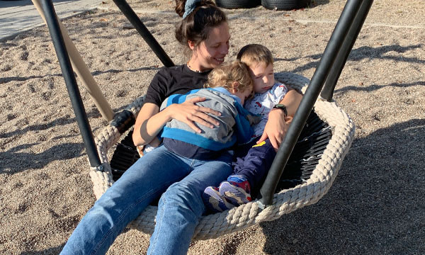 Pædagogen og børnene har glæde af fuglerede gyngen på legepladsen.