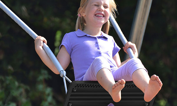 Med et sikkert gyngestativ fra Ledon kan pigen trygt gynge højt.