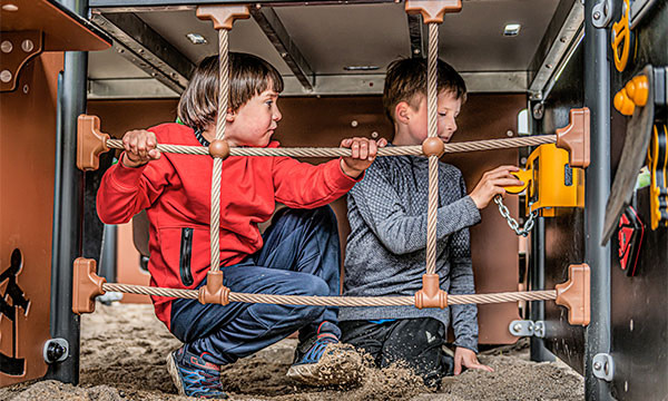 To drenge leger pirater som er fanget på et skib. Legepladsen giver både leg og læring.