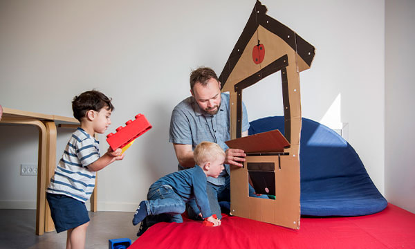 Designer udvikler legeredskaber med børn, som sikre læring gennem leg.