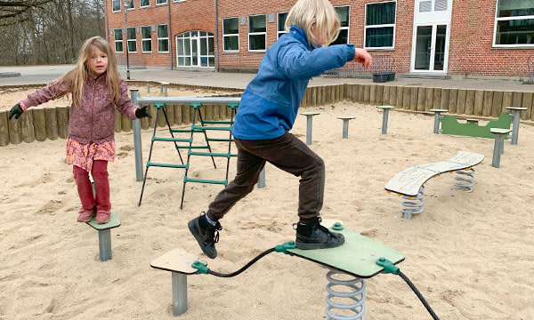Børn leger på motorikbane på legepladsen i skolen.