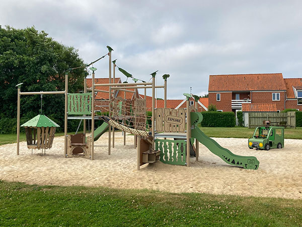Legeplads til boligforening designet med vedligeholdelsesfrie materialer.