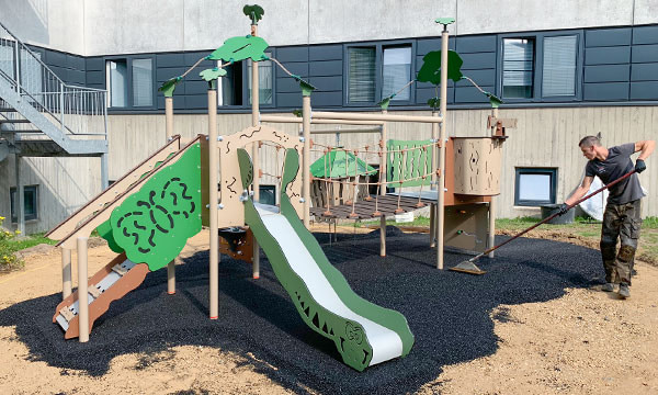 Montage af legeplads.