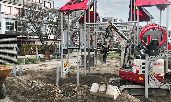 Legeplads monteres i boligforening.