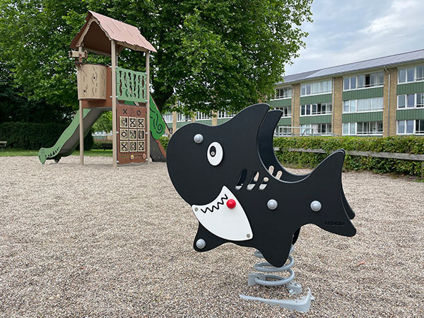 Vippedyr på boligforeningens legeplads.