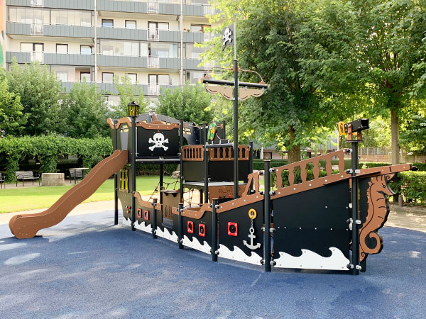 Legeplads til boligforening designet som piratskib.