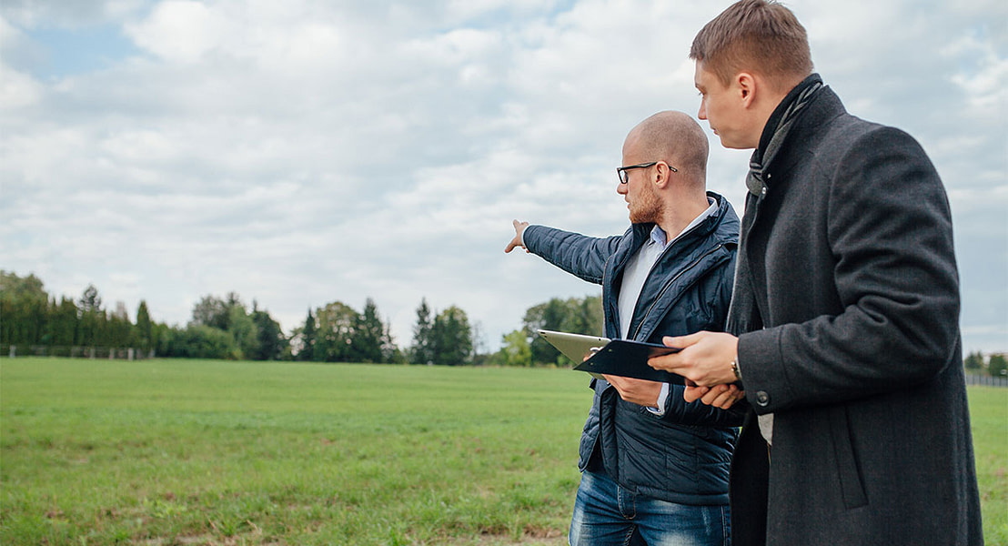 Legepladskonsulent rådgiver kunde omkring ny legeplads.