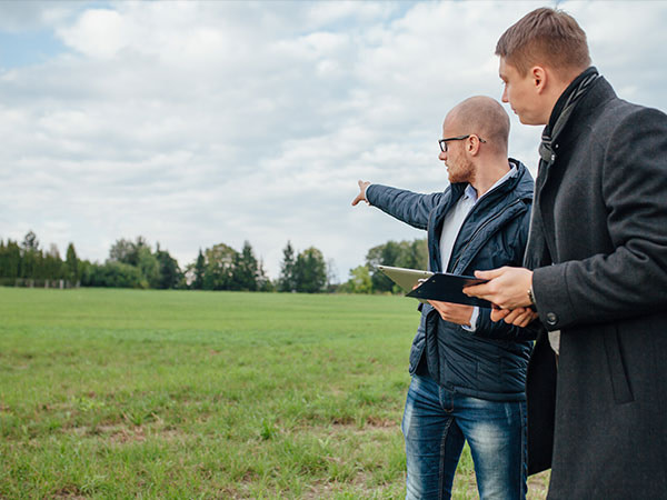 Legepladskonsulent rådgiver kunde om indretning af legeplads.