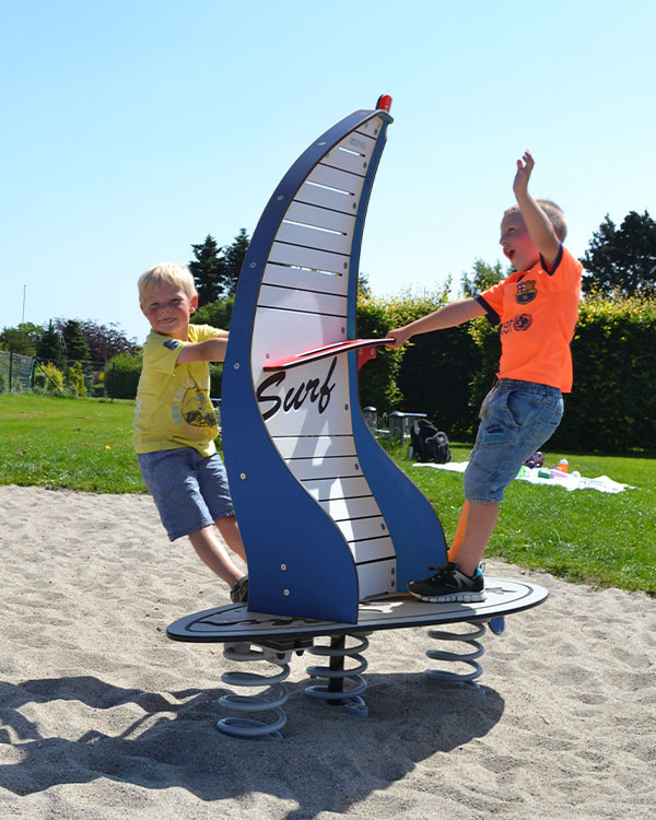 To drenge vipper på legepladsens vippe.