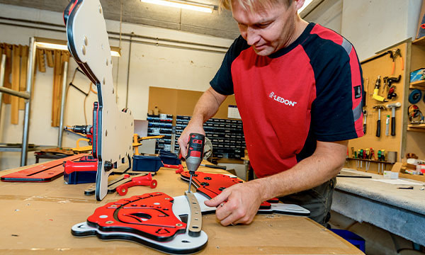 Vores legepladskonsulenter ved alt om hvordan redskaberne er produceret.