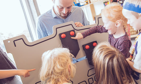 Vores legepladskonsulenter observerer hvordan børn er med i vores udviklingsproces.