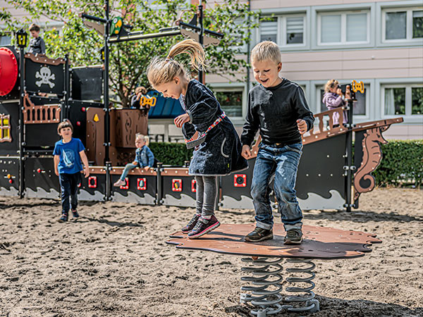 Børn leger på balanceplade, som er én af deres favorit balanceredskaber på legepladsen
