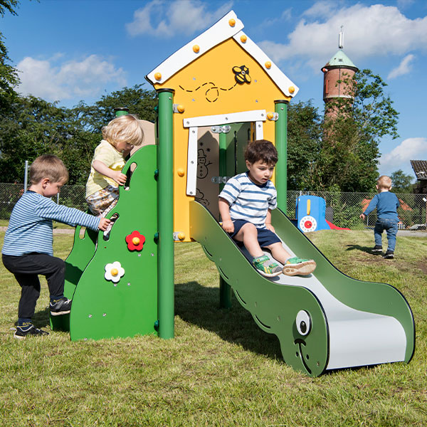 Børn leger på legestation designet til vuggestuebørn.