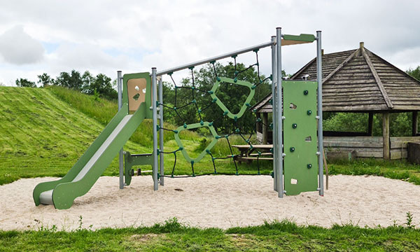 En legeplads med et vedligeholdelsesfrit legeskib til børnehave i Haderslev.