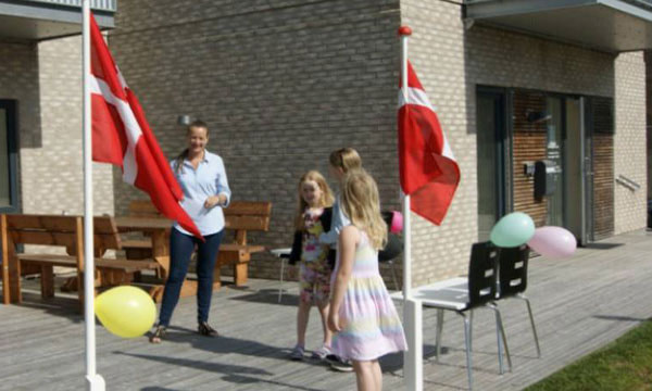 Børnene i boligforeningen står og skal stemme om, hvilken legeplads de vil have.