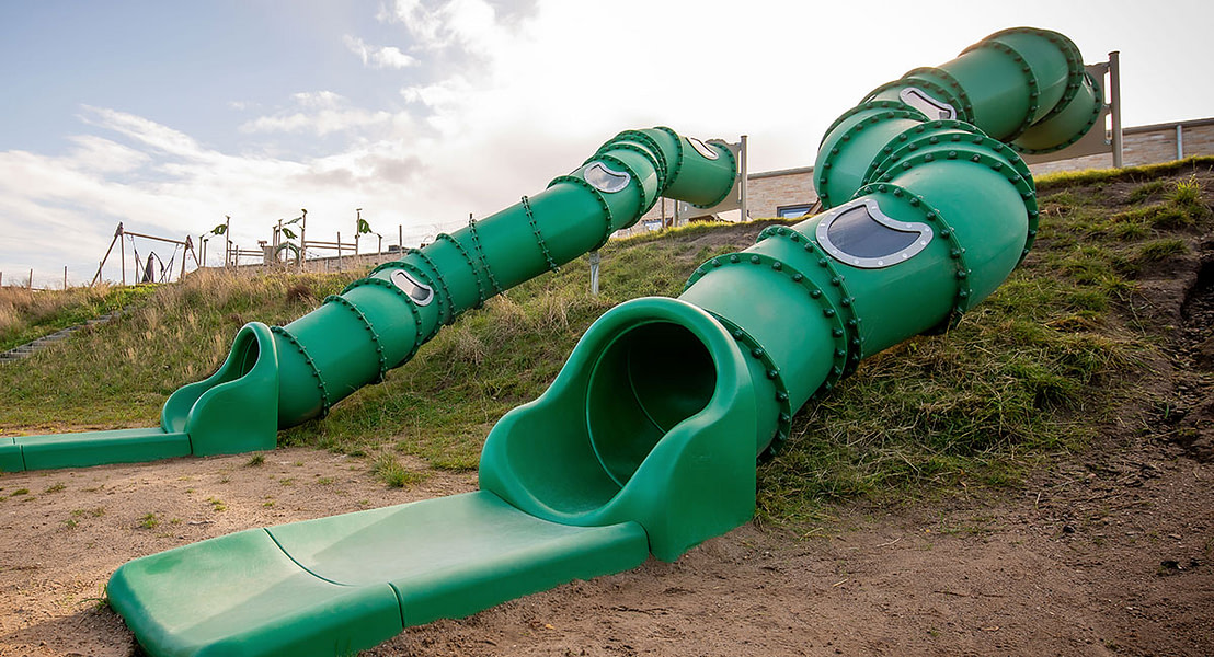 Tunnelrutsjebane i plast kan anvendes som udendørs rutsjebane.