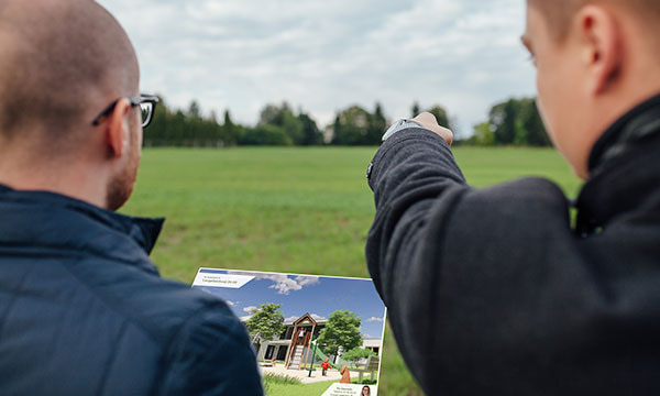 Legepladskonsulent fra ledon rådgiver kunde på kommende legeplads.